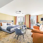 Helikon, Hotel