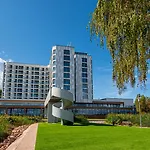 Helikon, Hotel