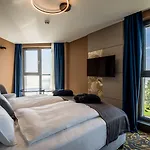 Helikon, Hotel