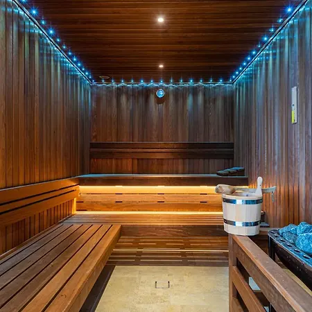 Helikon, Hotel 4*