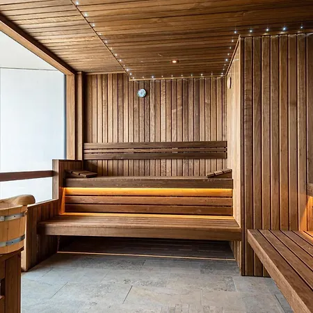 Helikon, Hotel 4*