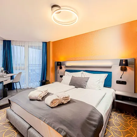 מלון Helikon, קסזטלי