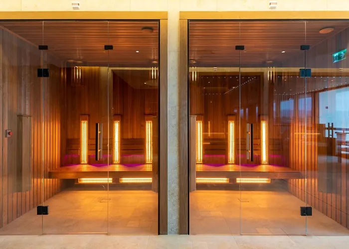 Helikon, Hotell