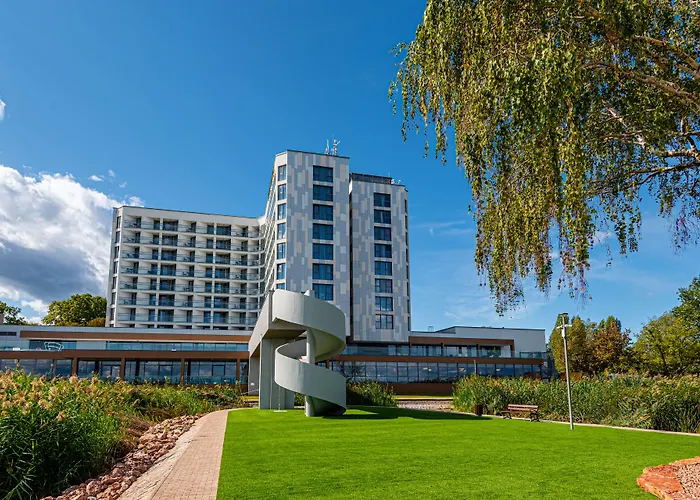 Helikon, Hotell